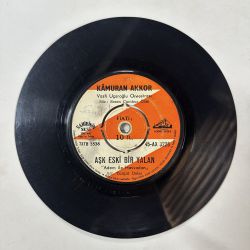 KAMURAN AKKOR - AŞK ESKİ BİR YALAN / KOKLADIĞIM İLK VE SON ÇİÇEKSİN 45'LİK PLAK