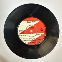 YAŞAR ÖZEL - GÖRDÜĞÜM HER ÇİÇEKTE SEN VARSIN / İSTANBUL 45'LİK PLAK