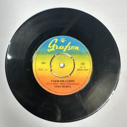 ZEKİ MÜREN - FAKİR BİR ŞAİRİM / GÖZLERİMDEN YÜZÜN KULAKLARIMDAN SESİN SİLİNMEDİ 45'LİK PLAK