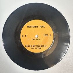 ALİ SEVEN - AŞK ACI BİR ARZU DERLER / ÇİLE ÇEKMEYE Mİ GELDİM DÜNYAYA YARAP 45'LİK PLAK